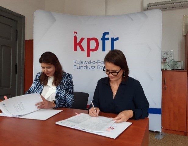 Fot. Prezes KPFP A. Wasita i prezes KPFR K. Radziecka podpisują umowę.