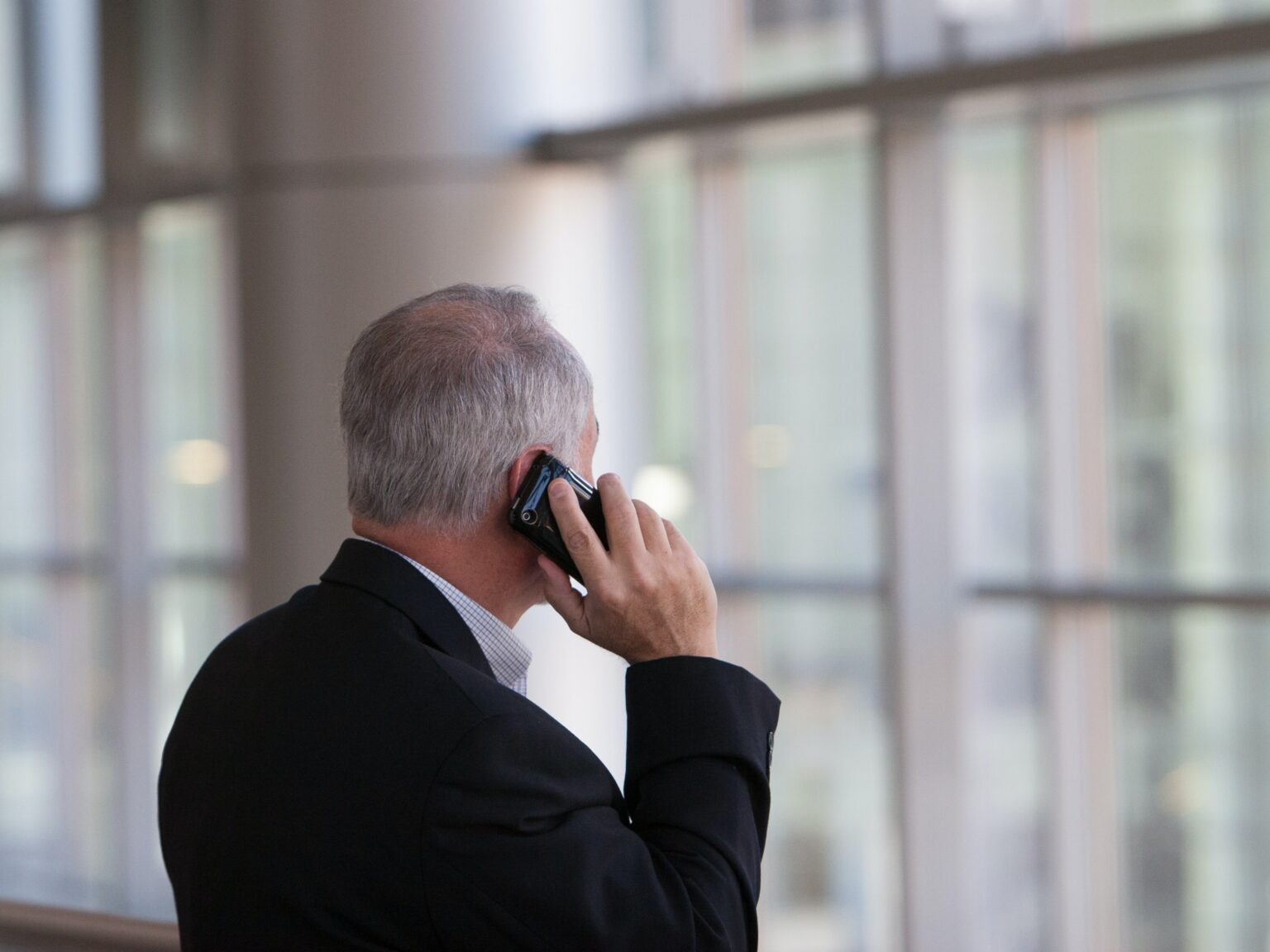 mężczyzna rozmawiający przez telefon
