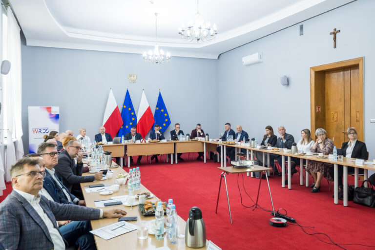 Zdjęcie przedstawia posiedzenie Kujawsko-Pomorskiej Rady Dialogu Społęcznego