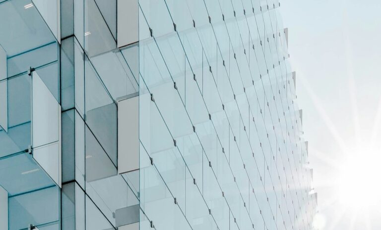 zdjęcie: nowoczesna szklana fasada budynku