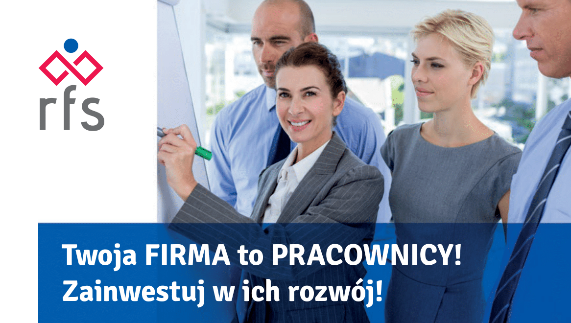 obieta w garniturze pisze zielonym markerem na białej tablicy, uśmiechając się, z trzema współpracownikami (dwoma mężczyznami i jedną kobietą) stojącymi za nią i po jej bokach, ubrani w stroje biznesowe. Na górze po lewej stronie znajduje się logo "rfs" w kolorze szarym i czerwonym. U dołu znajduje się ciemnoniebieski pasek z białym tekstem: "Twoja FIRMA to PRACOWNICY! Zainwestuj w ich rozwój!".
