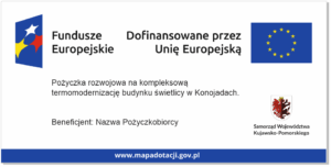 Tablica informacyjna projektu unijnego na białym tle. Zawiera logotypy: Funduszy Europejskich, Unii Europejskiej oraz herb Samorządu Województwa Kujawsko-Pomorskiego. Treść informuje o projekcie "Pożyczka rozwojowa na kompleksową termomodernizację budynku świetlicy w Konojadach" oraz beneficjencie "Nazwa Pożyczkobiorcy". U dołu znajduje się niebieski pasek z adresem strony internetowej www.mapadotacji.gov.pl.
