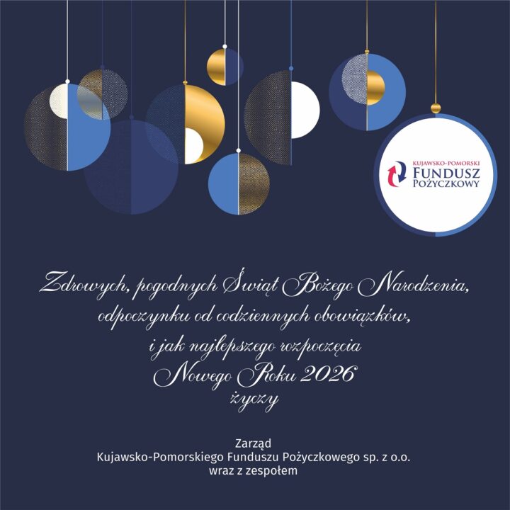 Elektroniczna kartka bożonarodzeniowa na ciemnogranatowym tle. W górnej części grafiki znajdują się wiszące, stylizowane bombki w formie okręgów o różnych odcieniach koloru niebieskiego i złotego, z elementami geometrycznymi. Po prawej stronie, wewnątrz jednej z bombek, umieszczone jest logo Kujawsko-Pomorskiego Funduszu Pożyczkowego. Poniżej znajduje się tekst napisany ozdobną, białą czcionką: Zdrowych, pogodnych Świąt Bożego Narodzenia, odpoczynku od codziennych obowiązków, i jak najlepszego rozpoczęcia Nowego Roku 2026 życzy. Na samym dole, prostą czcionką, dodano podpis: Zarząd Kujawsko-Pomorskiego Funduszu Pożyczkowego sp. z o.o. wraz z zespołem.