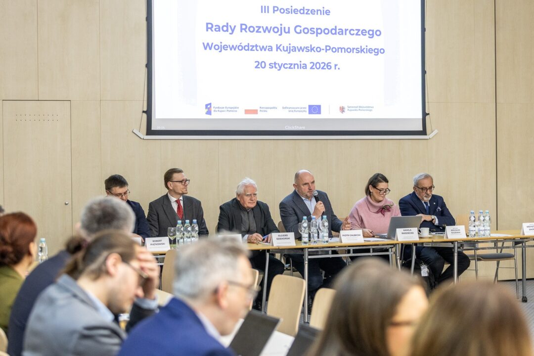 Widok na stół prezydialny podczas III Posiedzenia Rady Rozwoju Gospodarczego Województwa Kujawsko-Pomorskiego w dniu 20 stycznia 2026 r. Przy stole siedzą m.in. Robert Piątkowski, Olgierd Dziekoński, Piotr Całbecki i Kamila Radziecka.