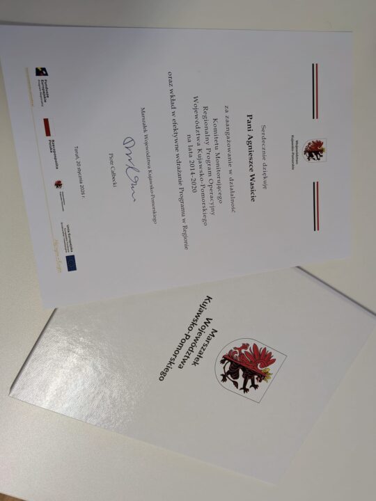 Dyplom z podziękowaniem dla Agnieszki Wasity od Marszałka Województwa Piotra Całbeckiego za pracę w Komitecie Monitorującym RPO 2014-2020.