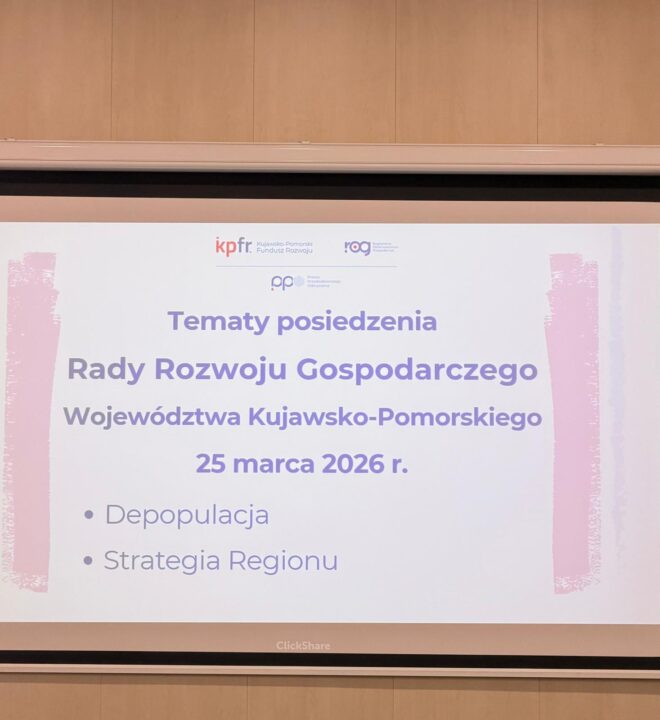 Zdjęcie ekranu projekcyjnego wyświetlającego agendę spotkania pt. "Tematy posiedzenia Rady Rozwoju Gospodarczego Województwa Kujawsko-Pomorskiego". Pod datą "25 marca 2026 r." wypunktowane są główne tematy: "Depopulacja" i "Strategia Regionu", a powyżej widnieją loga "kpfr", "pop" i "rog".