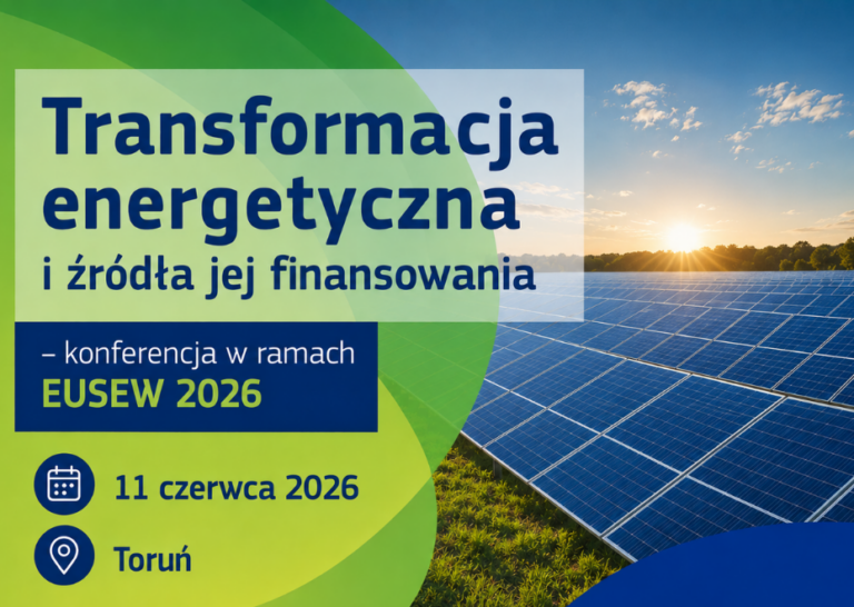 Grafika informacyjno-promocyjna konferencji w ramach EUSEW 2026. Po lewej stronie znajduje się panel w odcieniach zieleni z napisami: „Transformacja energetyczna i źródła jej finansowania – konferencja w ramach EUSEW 2026”. Poniżej umieszczono ikony kalendarza i lokalizacji z danymi: „11 czerwca 2026” oraz „Toruń”. W lewym dolnym rogu widnieje hashtag #EUSEW2026 oraz rozwinięcie skrótu: „European Sustainable Energy Week”. Prawą stronę grafiki zajmuje zdjęcie wielkich paneli fotowoltaicznych na tle zielonej trawy, nad którymi wschodzi lub zachodzi słońce na bezchmurnym niebie. W prawym dolnym rogu, na ciemnoniebieskim tle, znajduje się oficjalne logo Komisji Europejskiej (European Commission).