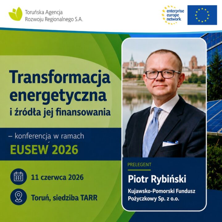 Grafika informacyjno-promocyjna konferencji „Transformacja energetyczna i źródła jej finansowania – konferencja w ramach EUSEW 2026”.

W górnej części grafiki znajdują się logotypy: Toruńska Agencja Rozwoju Regionalnego S.A. (po lewej), Enterprise Europe Network oraz flaga Unii Europejskiej (po prawej).

Główna część grafiki jest podzielona na dwie sekcje. Po lewej stronie, na zielono-niebieskim tle, umieszczono napisy: „Transformacja energetyczna i źródła jej finansowania – konferencja w ramach EUSEW 2026”. Poniżej znajdują się ikony kalendarza i pinezki z informacjami: „11 czerwca 2026” oraz „Toruń, siedziba TARR”.

Po prawej stronie znajduje się zdjęcie prelegenta, Piotra Rybińskiego z Kujawsko-Pomorskiego Funduszu Pożyczkowego Sp. z o.o. Mężczyzna w okularach, garniturze i krawacie przedstawiony jest na tle panoramy Torunia i rzeki. W tle po prawej stronie widoczne są również fragmenty paneli fotowoltaicznych.