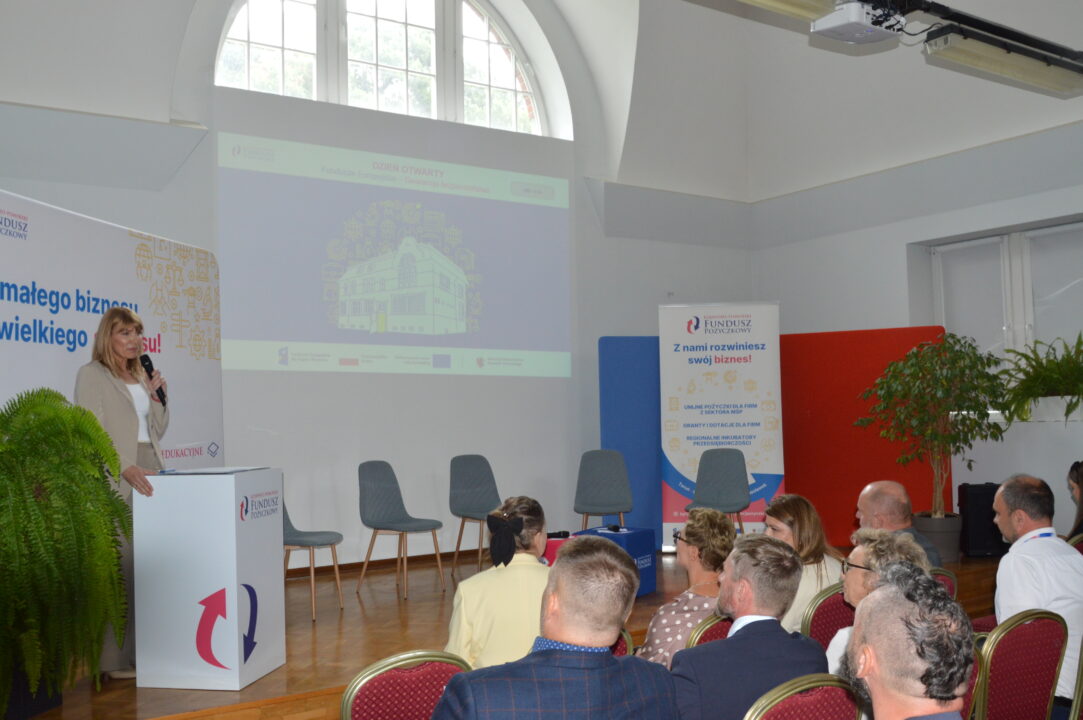 Dzień otwarty w KPFP - prowadząca konferencję