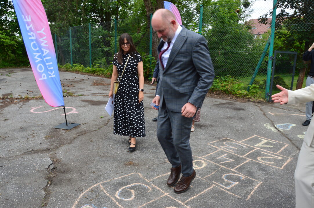 Dzień otwarty w KPFP - Marszałek Całbecki w ogrodzie KPFP gra w "klasy" namalowane kredą na betonie