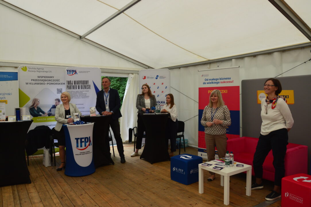 Dzień otwarty w KPFP - stoiska instytucji otoczenia biznesu