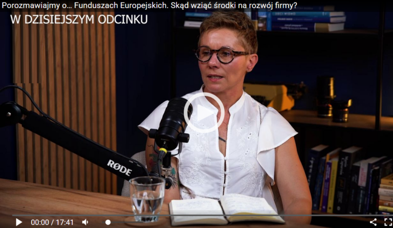 Wiceprezes KPFP Monika Szelc w studio nagraniowym